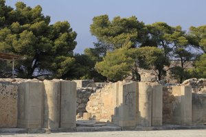 ミノア時代のファイストスの考古遺跡。中央中庭に面した北翼のゲートウェイ。北翼には「王家の間」があったと考えられており、宮殿の中で最も重要な翼である。王家の間」の複合体に通じるゲートウェイ 作： Minoan