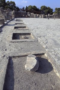 ミノア時代のファイストスの遺跡。西翼の祠堂から中庭を見たところ。中庭はミノアの宮殿の基本的な建築要素である。中庭は、ミノアの宮殿の基本的な建築要素であり、各翼を取り囲むように配置された核である。この中庭は、かつては