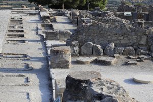 ミノア時代のファイストスの考古遺跡。北棟から中庭に沿って西棟の祠堂を見たところ。神殿には2つのタイプがあった。「ベンチ・シュライン」と「ルトラル・ベイスン」である。ベンチ・シュライン」は、小さな長方形の部屋で、低い壁があり、その中には