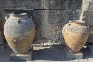 ミノア時代のファイストスの考古遺跡。中央宮廷のそばで発見された大きなピトイ（貯蔵瓶）。クレタ島 作： Minoan