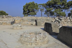 ミノア時代のファイストスの考古遺跡。北東コンプレックスの一部。旧宮殿に直接隣接する4つの部屋からなる複合施設。これらの部屋には、貴重な祭祀用の容器が保管されていた。有名な「ファイストスの円盤」にはヒエログリフが書かれている。