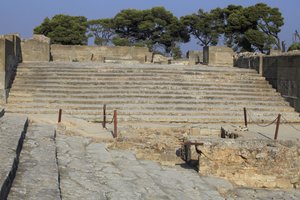 ミノア時代のファイストスの考古学的遺跡。西宮から始まる階段は、新しい宮殿の最も印象的な入り口であるプロピュライアへと続き、宗教的なイベントや結婚式に使用された劇場エリアの客席を形成していた階段です。 作： Minoan