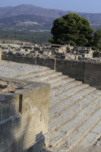 ミノア時代のファイストスの遺跡。西宮からプロピュライアに続く階段。プロピュライアは新しい宮殿の主要な、そして最も印象的な入り口である（紀元前1700-1450年）。クレタ島のファイストス。