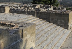 ミノア時代のファイストスの遺跡。西宮からプロピュライアに続く階段。プロピュライアは新しい宮殿の主要な、そして最も印象的な入り口である（紀元前1700-1450年）。クレタ島のファイストス。