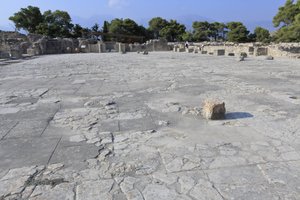 ミノア時代のファイストスの遺跡。ミノアの宮殿の基本的な建築要素である中庭。この中庭を中心に各翼が配置されている。この中庭は、古い宮殿の時代（紀元前1900〜1700年）に作られた。また 作： Minoan