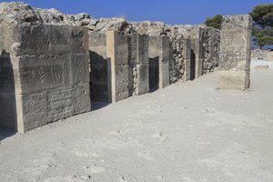 ミノアの遺跡ファイストス。西側の雑誌。宮殿の貯蔵庫の大型複合施設。控えの間、貯蔵室の回廊、貯蔵室自体からなる。回廊の右と左には11の貯蔵室があり、その中には、2つの塔があった。