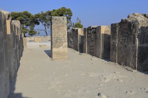 ミノアの遺跡ファイストス。西側の雑誌。宮殿の貯蔵庫の大型複合施設。控えの間、貯蔵室の回廊、貯蔵室自体からなる。回廊の右と左には11の貯蔵室があり、その中には、2つの塔があった。 作： Minoan