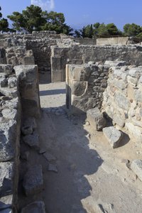 ミノアの遺跡ファイストス。西側の雑誌。宮殿の貯蔵庫の大規模な複合施設。宮殿の荷物を保管していた11の貯蔵庫の一部を見る（紀元前1900年〜1700年）ファイストス、クレタ島。 作： Minoan