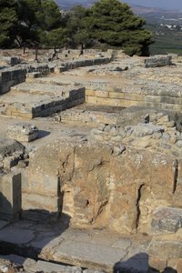 ミノア時代の考古遺跡ファイストス。北東コンプレックスの眺め。旧宮殿に隣接する4つの部屋からなるコンプレックス。これらの部屋には貴重な祭祀用の容器が保管されていた。有名なヒエログリフの書かれた「ファイストスの円盤」が発見された。