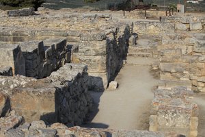 ミノア時代の考古遺跡ファイストス。北東コンプレックスの眺め。旧宮殿に隣接する4つの部屋からなるコンプレックス。これらの部屋には貴重な祭祀用の容器が保管されていた。有名なヒエログリフの書かれた「ファイストスの円盤」が発見された。