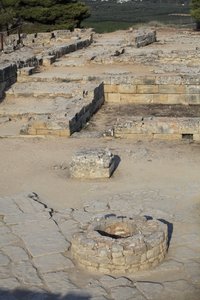 ミノア時代の考古遺跡ファイストス。北東コンプレックスの眺め。旧宮殿に隣接する4つの部屋からなるコンプレックス。これらの部屋には貴重な祭祀用の容器が保管されていた。有名なヒエログリフの書かれた「ファイストスの円盤」が発見された。 作： Minoan
