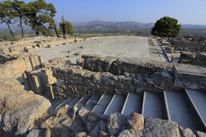 ミノア時代のファイストスの考古学的遺跡。北翼から中庭を望む。中庭は、ミノアの宮殿の基本的な建築要素である。中庭は、ミノアの宮殿の基本的な建築要素であり、各翼を取り囲むように配置された核となる部分である。この中庭が作られたのは、ミノア時代の