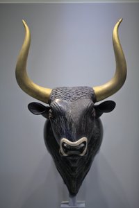 ミノアのアート。雄牛の頭のリュトン。クノッソスの小宮殿で発見された石門。ネオパレス時代初期のミノアの石彫の特徴的な例である。杯を入れるための容器で、容器の中にある穴から適当な液体を入れた。 作： Minoan