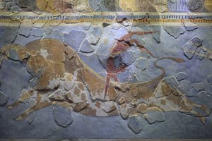 ミノアのアート。牡牛跳び」のフレソ。このスポーツがどのように行われていたかを描いた雄牛跳びのシーン。フレスコ画はクノッソスの宮殿の東側で発見された