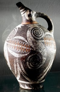 ミノア美術：多色刷りの絵が描かれた陶器の水差しの装飾。フェストス（PhaistosまたはFesto）から。寸法27 cm クレタ島、イラクリオン、考古学博物館 作： Minoan