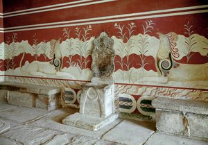 ミノア文明：クノッソス（Knossos）のミノス王の宮殿の王座の間の眺め。クレタ島 - ミノア文明：クノッソスのミノス王の宮殿の玉座の間の眺め。ギリシャ・クレタ島