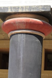 ミノア人の遺跡、クノッソス。ミノス王の宮殿の両軸の間と女王のメガロンの柱の詳細。クレタ島クノッソス。