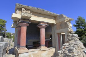 ミノア人の考古学的遺跡クノッソス。北側のラスタル・ベイスン。宮殿の北側入口。A.エヴァンズによると、この建物は浄化の儀式に使われていたため、この場所を「ルストラルの水盤」と呼んだという。クレタ島のクノッソス。