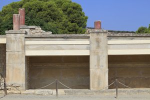 ミノア人の遺跡、クノッソス。A.エヴァンズが「三部構成の祠」と呼んだ西翼のアエラ。祠の中からは粘土板や粘土製の印章などの宗教的なものが多数発見されており、祠のアーカイブと関連があると思われる。クノッソス、クレタ島。