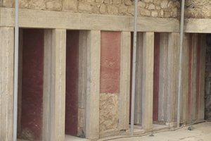 ミノア人の考古学的遺跡クノッソス。三つ子の祠」の隣にある西翼。床に沈んだ2つの大きな長方形の貯蔵庫がある部屋。粘土製の壷や貴重な品々が収められており、その中には有名な「蛇」の像もあった。
