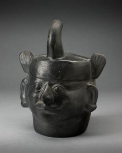 ネコの頭飾りをつけた定規の形をした肖像の器 作： Moche