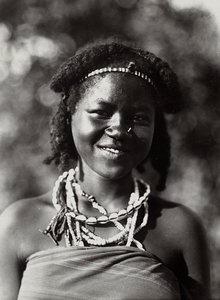ファシストの時代に帝国を築く。クナマの少女、1936年09月05日（モノクロ写真 作： Modestino Baldinetti