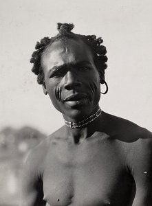 ファシストの時代に帝国を築く。1936年9月5日、クナマの男（モノクロ写真 作： Modestino Baldinetti