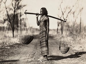 ファシストの時代に帝国を築く。水を運ぶクナマ族の女性、1936年9月5日（モノクロ写真 作： Modestino Baldinetti