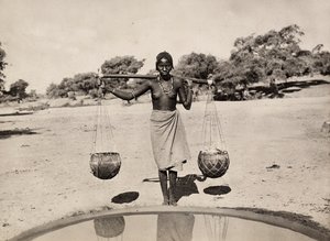 ファシストの時代に帝国を築く。水を運ぶクナマ族の女性、1936年9月5日（モノクロ写真