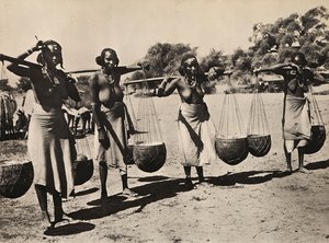 ファシスト時代の帝国建設水を運ぶクナマ族の女性たち、1936年9月5日（モノクロ写真