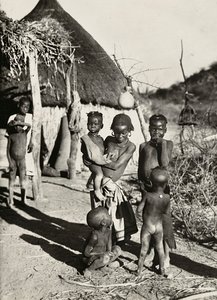 ファシスト時代に帝国を築く：タクルリ族の少年たち（1936年9月5日）（モノクロ写真 作： Modestino Baldinetti