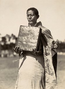 ファシストの時代に帝国を築く：福音書を運ぶアビシニアの神父、1936年09月05日（モノクロ写真 作： Modestino Baldinetti