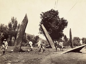 ファシスト時代の帝国建設：アクスムのオベリスクが立っていた場所、現在はローマに移されている、1936年05月09日（モノクロ写真 作： Modestino Baldinetti