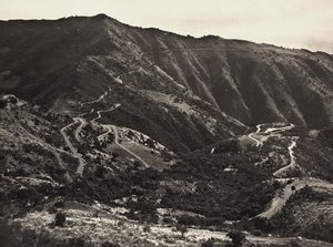 ファシスト時代の帝国建設：マッサウア-アスマラ丘陵の道路、1936年09月05日（モノクロ写真 作： Modestino Baldinetti