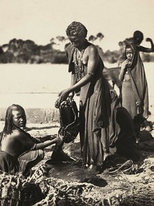 ファシストの時代に帝国を築く：井戸でのベニ・アマール族の女性たち（1936年9月5日）（モノクロ写真