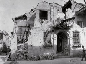 セルミデの爆撃：第二次世界大戦中に大きな被害を受けた家。ファサードの一部を見ることができる 作： Modestino Baldinetti