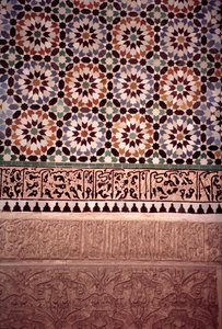 1565年にサーディアン人によって建設された中庭の下壁（ゼリーのタイル細工と漆喰細工） 作： Moroccan School