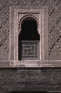 1565年にサーディアン人によって建てられたアリベンユーセフメデルサの中庭の窓の景色（杉材と漆喰の作品）