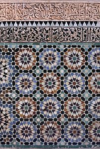 1565年にサーディアン人によって建てられた詳細な中庭の壁（ゼリーのタイル細工と漆喰細工） 作： Moroccan School