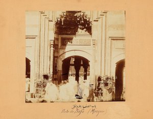 メッカとイスラム教の聖地の写真のグループの1つであるサファ門、1879〜80年頃（アルブメンプリント） 作： Muhammad Sadiq Bey