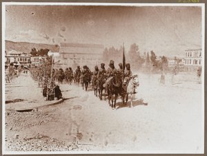 1918 年 10 月 2 日、ダマスカスを行進する第 9 回ホドソンの馬 (b/w 写真)