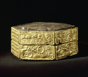 動物で飾られた六角形のpyxis、墓V、墓円A、ミケーネ（木と金）