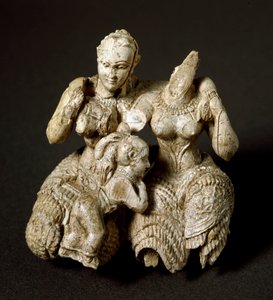 ミケーネ美術：2人の神々と子供からなる象牙製の偶像 - 紀元前1500年、Dim.7.5 cm - ギリシャ国立アテネ考古学博物館 - ミケーネ時代の2体の神々と子供 - 象牙彫刻（H.7.5 cm)