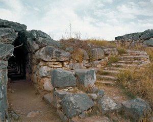 ミケーネの美術：紀元前1200年頃のミケーネの城塞、ティルンテ市の屋根付き通路。ギリシャ 作： Mycenaean