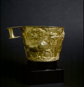 ミケニアン美術：雄牛の捕獲シーンを装飾した金のカップ。紀元前1500年。スパルタ近郊のヴァピオ遺跡から。アテネ、国立考古学博物館 作： Mycenaean