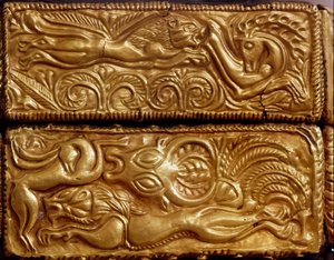 ミケーネの美術。「森の中で鹿を狩るライオン」ミケーネのV号墳から出土した金箔を貼った木製カセットの細部。紀元前16世紀。アテネ、国立考古学博物館 作： Mycenaean