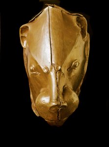 ミケニアン美術：ライオンの頭の形をした「リゾン」または「リトン」または「黄金のリゾン」（器具のガラス）、ミケネスの第4号墳出土。紀元前16世紀。薄さ14 cm アテネ国立考古学博物館 - ミケーネ美術：ライオンの頭部をかたどった金製リュトン（儀式用ガラス）、グラ 作： Mycenaean