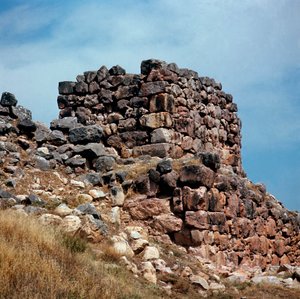 ミケニアンアート：紀元前1200年頃に建設された都市ティリンテ遺跡の塔の1つの様子。ギリシャ