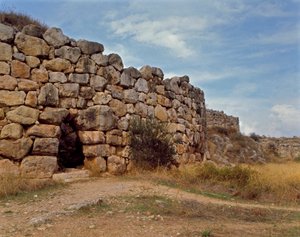 ミケーネの美術：紀元前1200年頃、ティルンテ市にあるミケーネの城塞にアクセスするための西階段。ギリシャ 作： Mycenaean