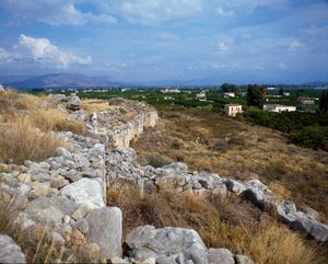 城塞の跡：紀元前1200年頃の古代都市ティリンテの跡。グレイス